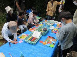 七夕の飾りを折り紙で作成している子ども達の様子