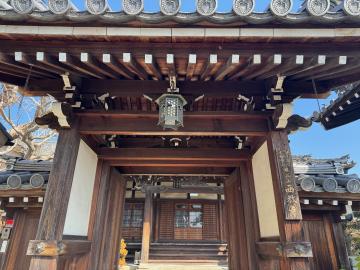 西教寺の門の写真