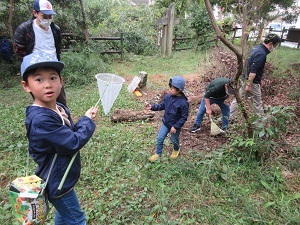 虫取り網を持った男の子