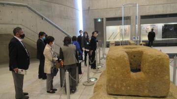 展示を見学している様子