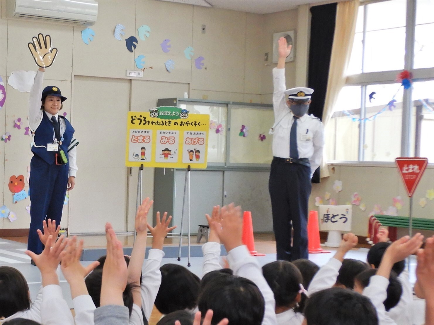 交通安全教室を実施する交通指導員