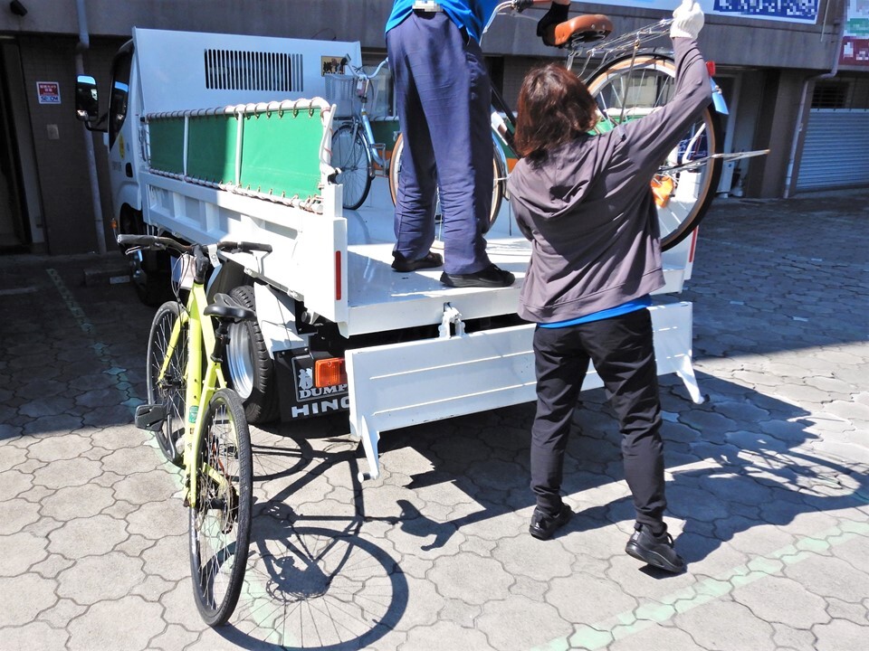 放置自転車を撤去する交通指導員