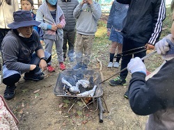 炉に空気を送っている様子