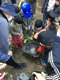 炉を囲んでいる人々