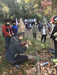 薪割りを見ている様子