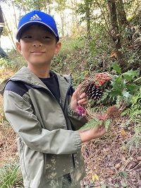 嬉しそうにリースを持っている男の子