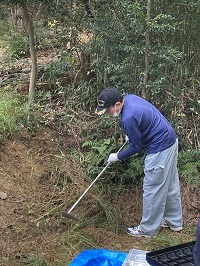 立ち鎌で草ひきしている様子