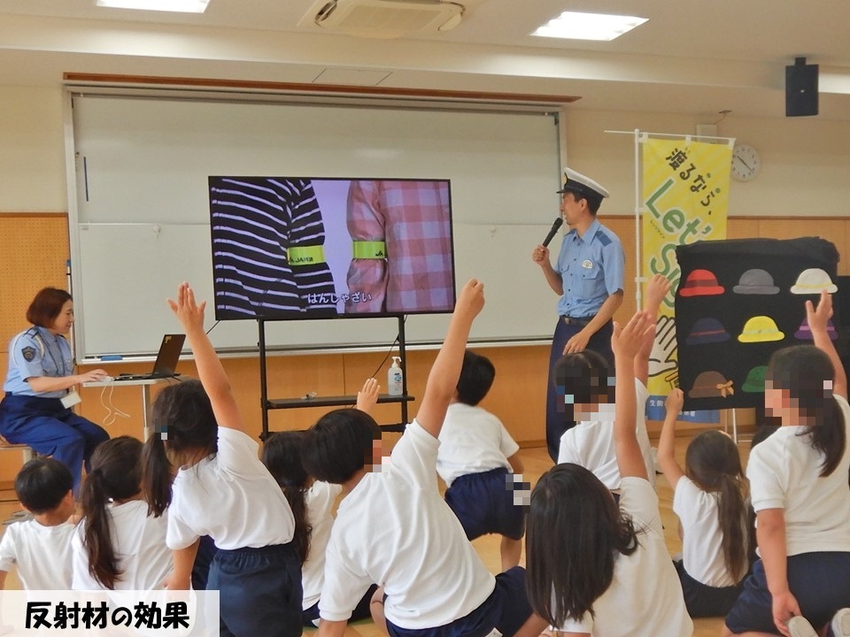 交通教室で反射材について説明する警察官