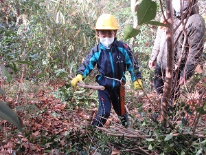 黄色いヘルメットを被った男の子