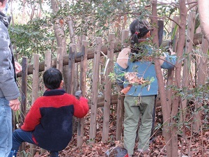 ペンキを塗っている子ども2人