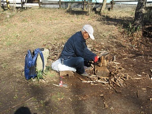 木を砕いている男性