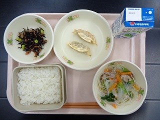 4月28日の学校給食（小学校A献立）の写真