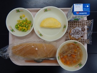 7月4日の学校給食（小学校A献立）の写真