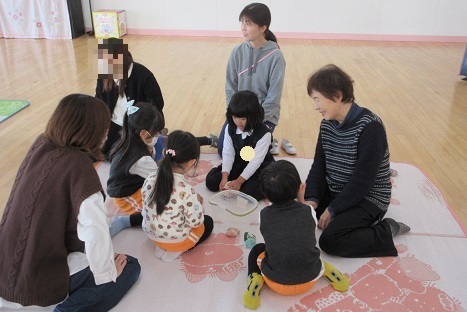 お正月遊びのようす
