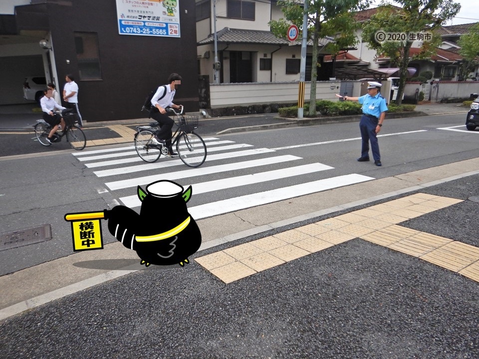 自転車で通学する高校生と見守り活動2