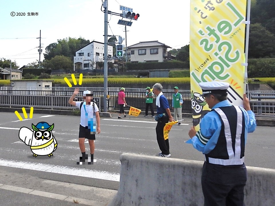 手をあげて横断歩道を渡る小学生3