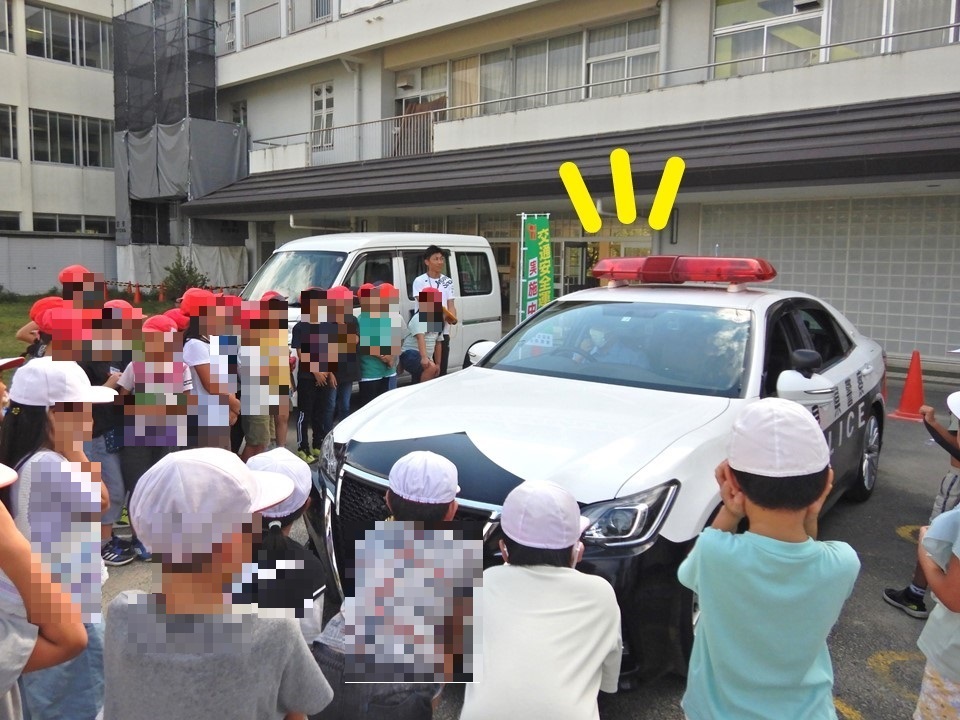 パトカーと小学生