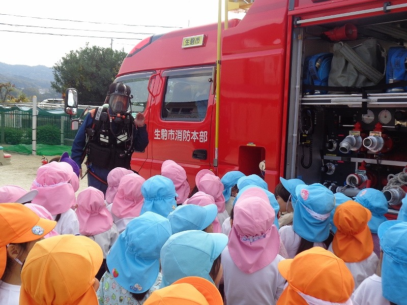 4歳児消防車見学