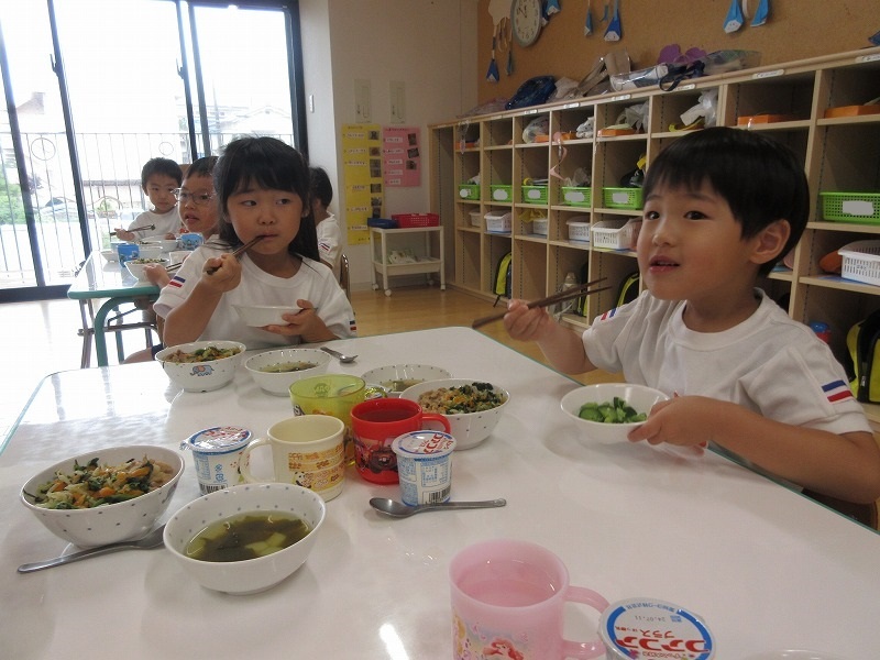 4歳児きゅうりを食べた
