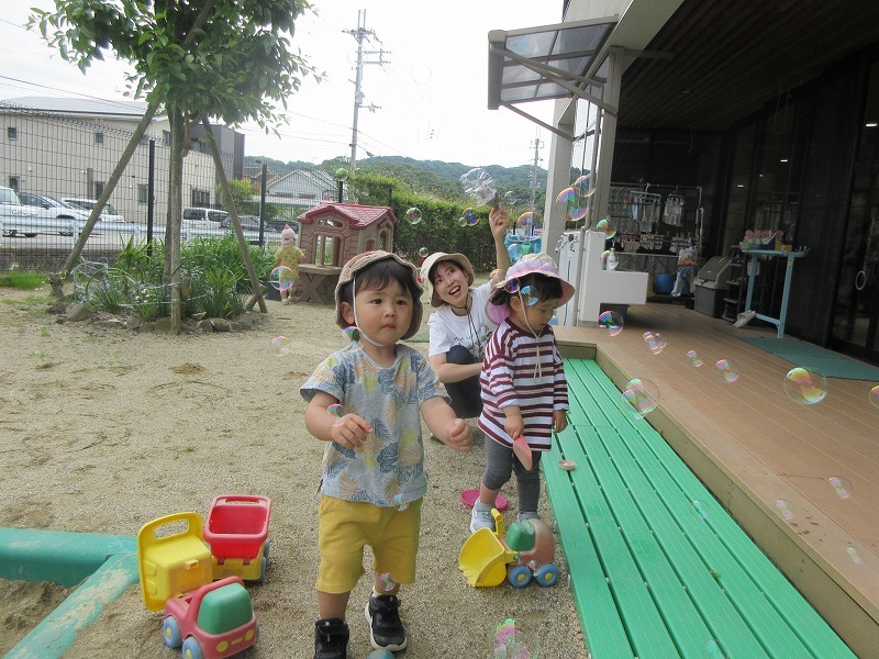 1歳児シャボン玉遊び