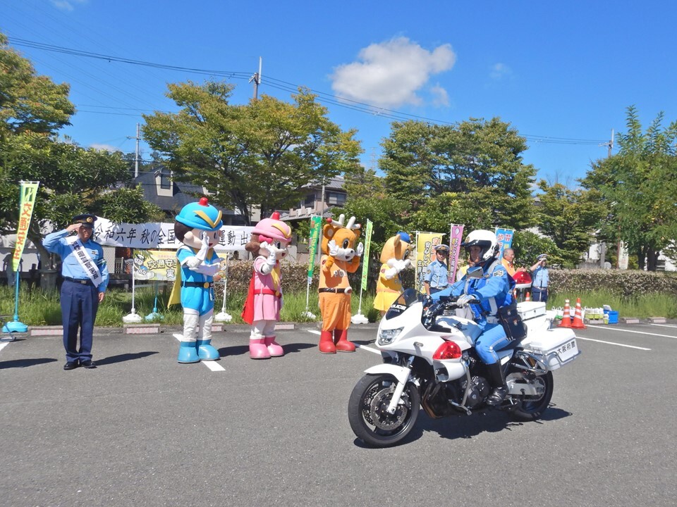 白バイの出発