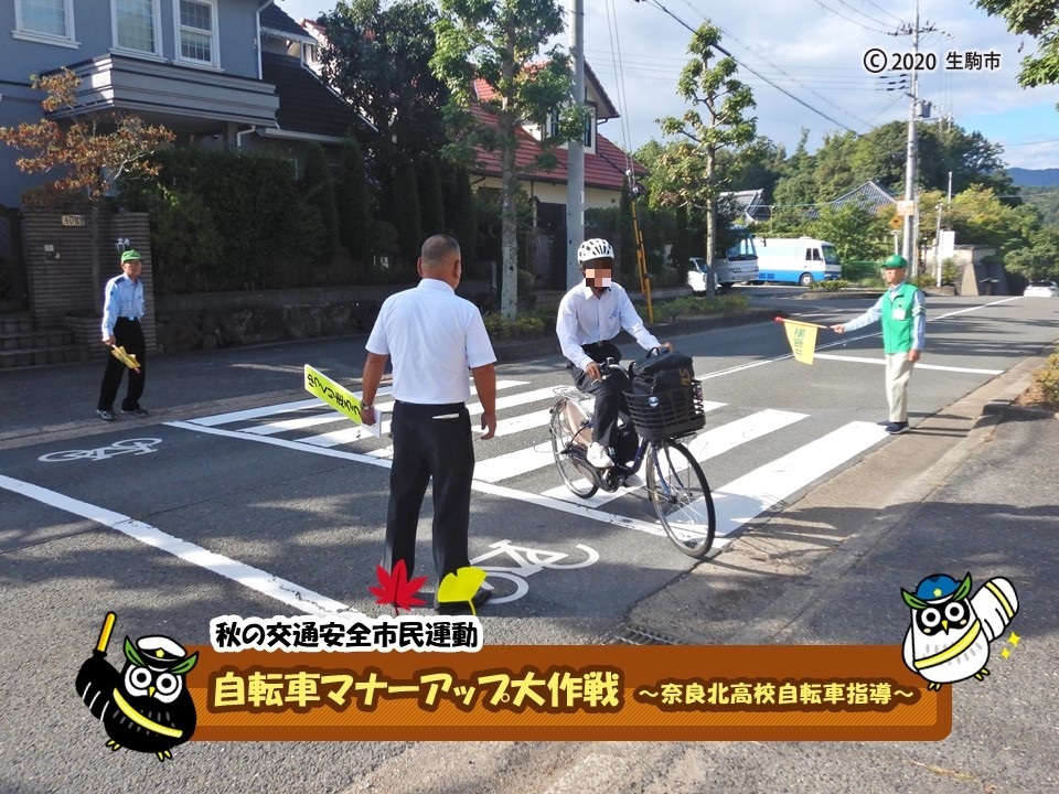 ヘルメットをかぶり自転車登校する生徒