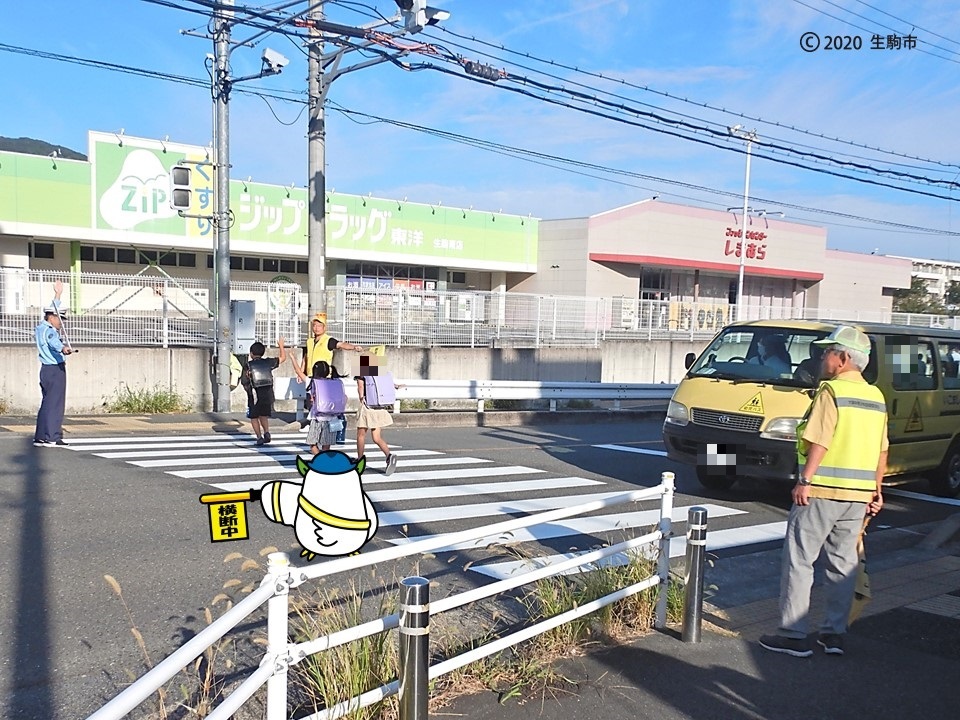 横断歩道を渡る児童の様子2