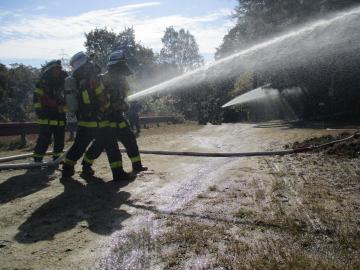 訓練の様子（消防隊放水）