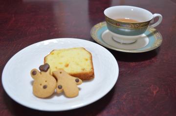 型抜きクッキーと紅茶の写真