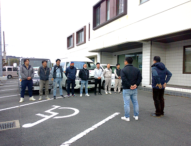 派遣職員3名と生駒市上水道協同組合員6名が、見送りの挨拶を聞いている写真です